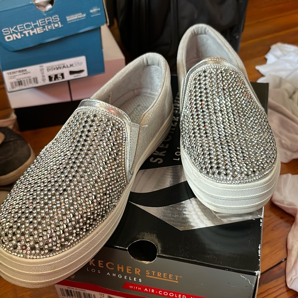 Skechers street Los Angeles like new.  Worn once. Air cooled memory foam.